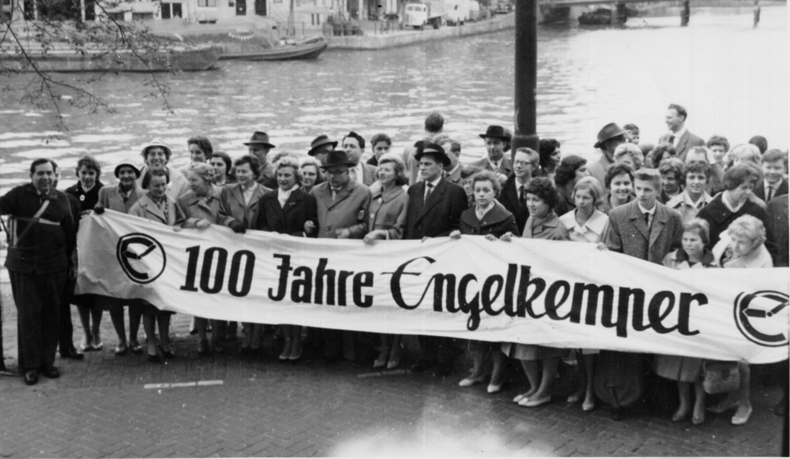 Belegschaft mit Transparent 100 Jahre Engelkemper beim Betriebsausflug 1960
