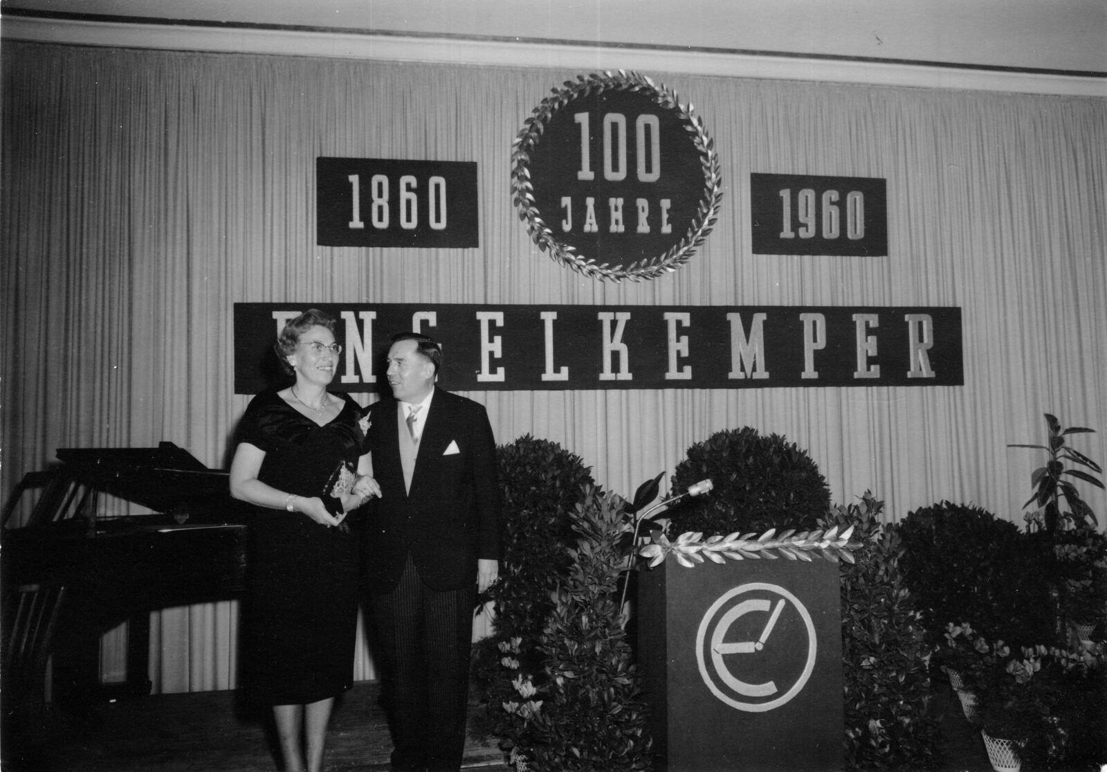 Festakt zum 100-jährigen Jubiläum 1960 mit Bühnendekoration 1860 bis 1960 und Firmenschriftzug Engelkemper