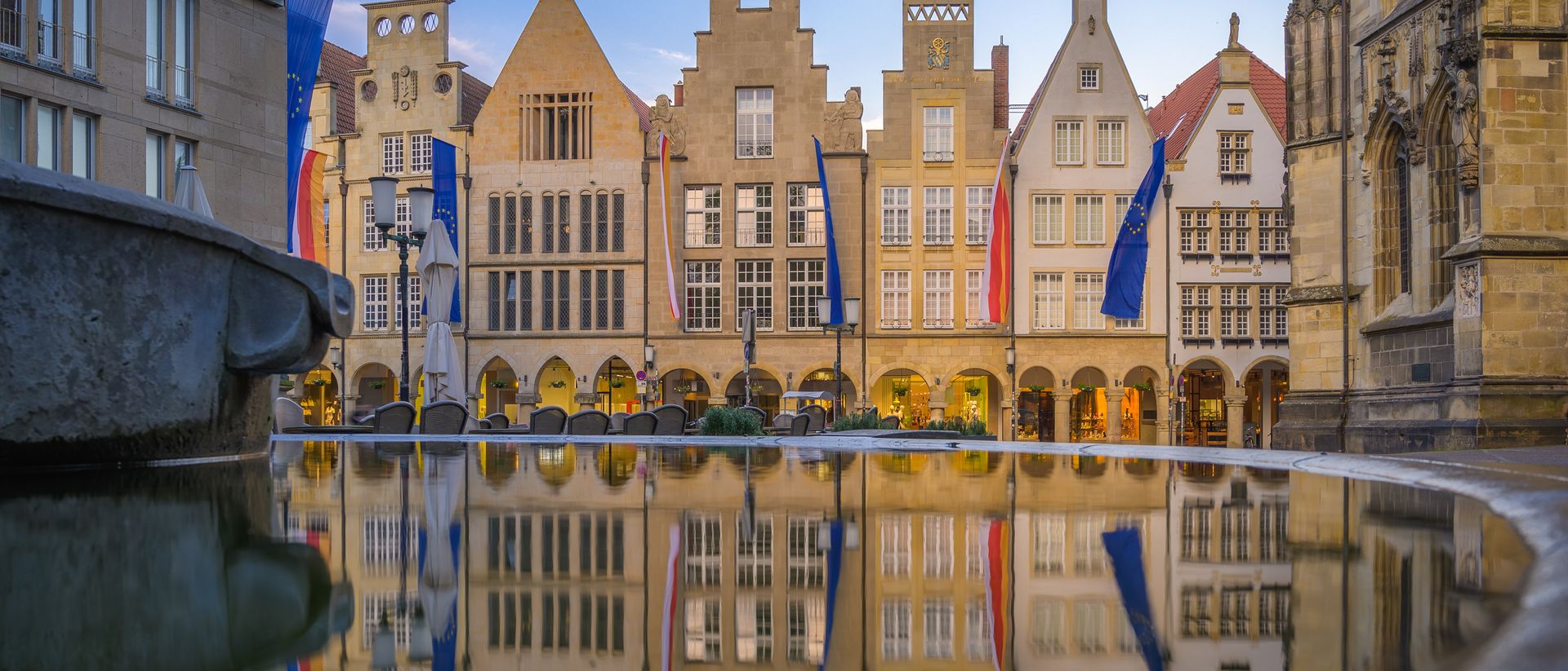 Prinzipalmarkt in Münster mit historischen Giebelhäusern und Lambertibrunnen in der Abenddämmerung