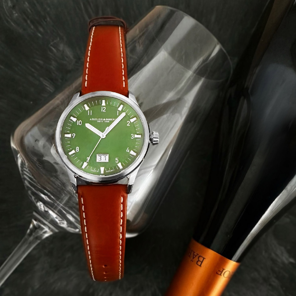 Edelstahlgehäuse  Lederband  10 bar wasserdicht Saphirglas  Quarz-Werk