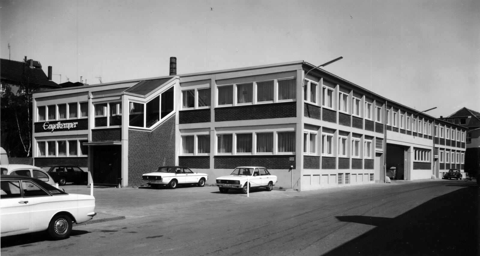 Firmengebäude am Hafenweg mit Engelkemper-Schriftzug an der Fassade, 1976